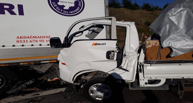 TEM’de, park halindeki tıra çarpan kamyonetteki 2 kişi öldü