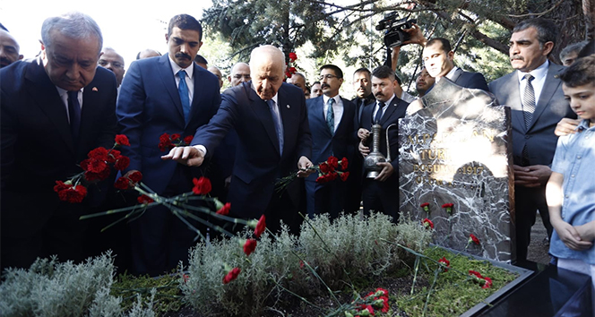Bahçeli, Türkeş&#039;in anıt mezarını ziyaret etti