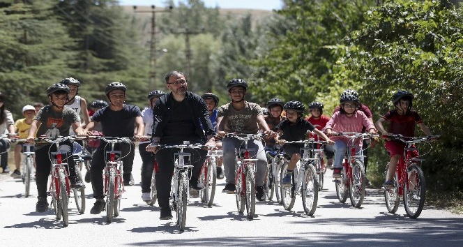 Bakan Kasapoğlu gençlerle birlikte bisiklet sürdü