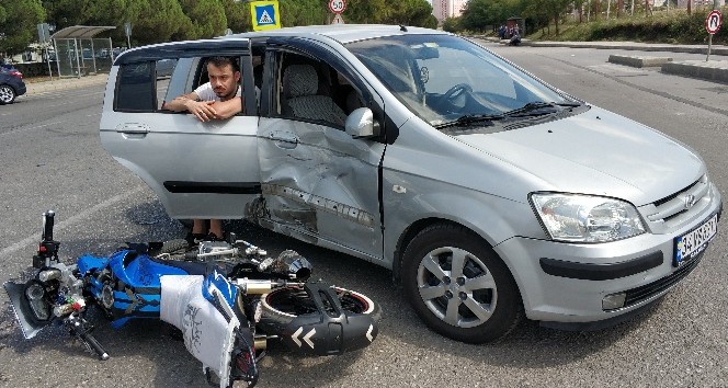 Hastaneden dönen motosiklet hastaneye giden otomobille çarpıştı: 4 yaralı