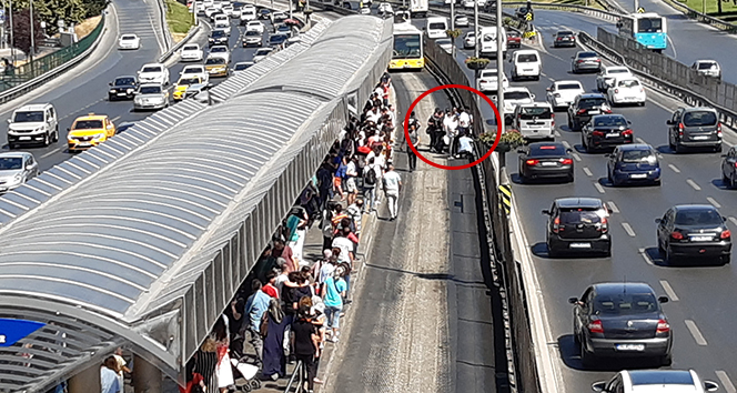 Şirinevlerde bir genç metrobüsün altında kaldı