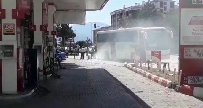 Tayvanlı turistleri taşıyan otobüs alev topuna dönmekten son anda kurtuldu