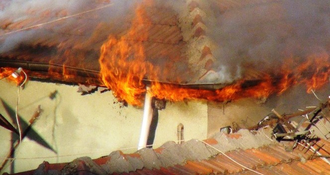 Diyarbakır’da korkutan yangın, 4 katlı bina tahliye edildi