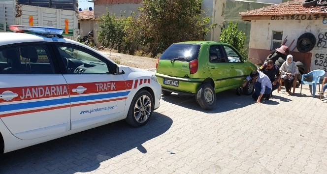 Jandarma trafik ekipleri yolda kalan araçlara yardım etti
