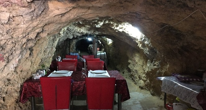 420 metrelik mağaradan lokanta, gelen donuyor