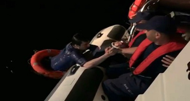 Üsküdar’da denize atlayan vatandaşın kurtarılma anı kamerada