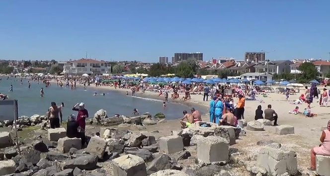 Vatandaşlar bayramın 2’nci gününde Silivri sahiline akın etti