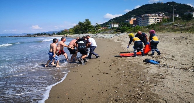 Trabzon’da serinlemek için denize giren iki kardeşten biri hayatını kaybetti