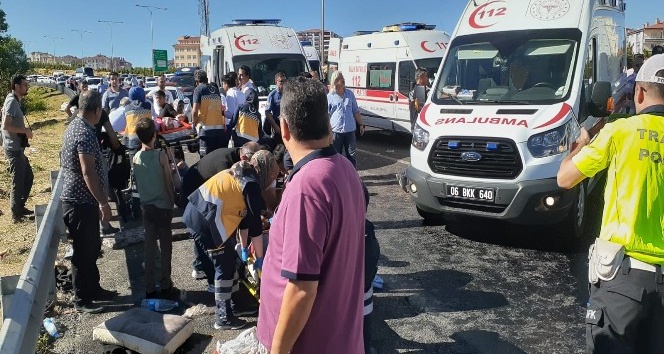 Ankara Kuzey Çevre Yolunda bir minibüsün de karıştığı kazada en az 10 kişi yaralandı.