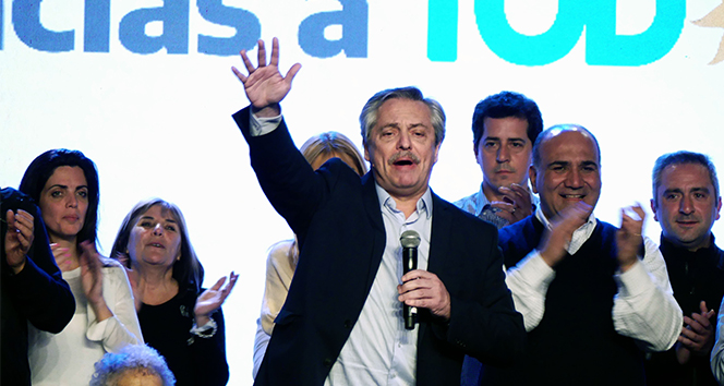 Arjantin’de ön seçimlerin galibi Alberto Fernandez “mutluluk” sözü verdi