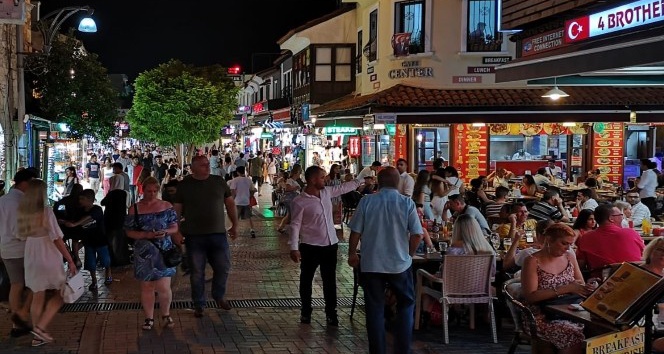 Kuşadası’nda bayramda eğlence tavan yaptı