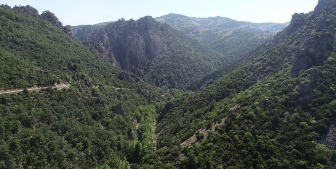 Yazın sıcağında kanyona gelenler üşüyor