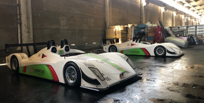 Gümrükte kalan 2 yarış otomobili meraklılarını bekliyor