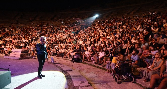 Manuş Baba’dan tarihi antik tiyatroda konser