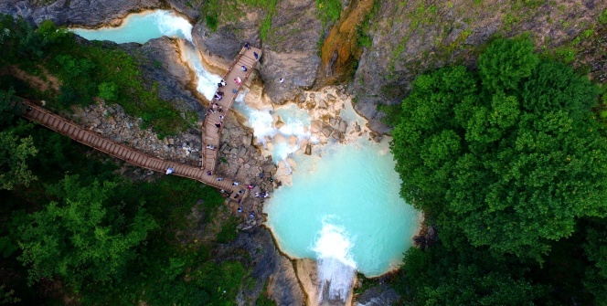 Karadeniz'de tek olan Mavi Göl'de bayram yoğunluğu