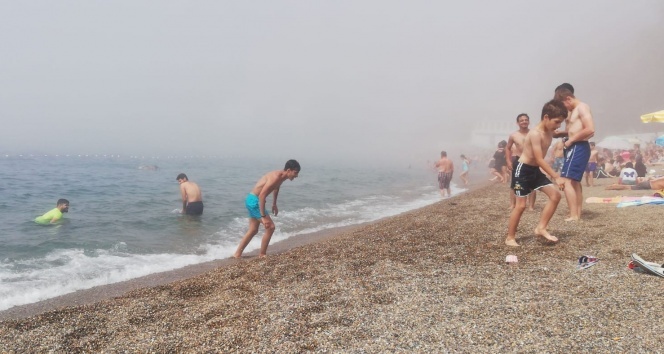 Plajı bir anda sis bastı, denize giremediler