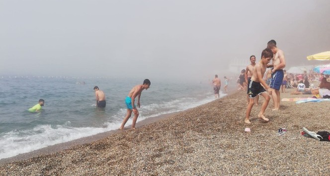 Plajı bir anda sis bastı, denize giremediler