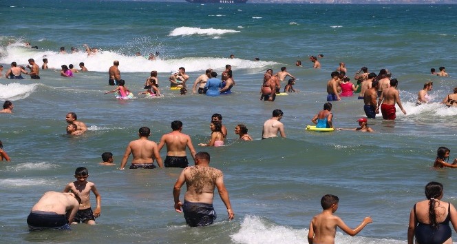 İstanbullular akın etti plajlar dolup taştı