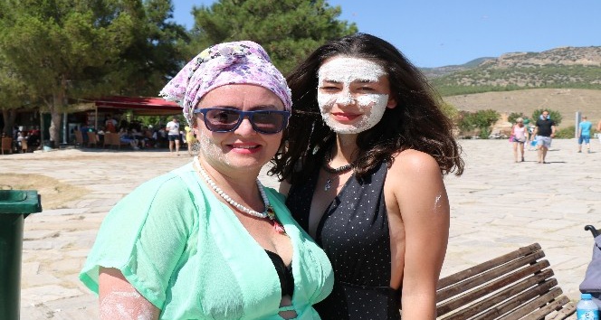 Pamukkale bayram tatilinde ziyaretçi akınına uğradı