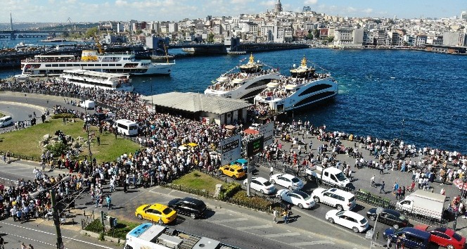 İstanbullular Eminönü İskelesi’ne akın etti, yoğunluk havadan görüntülendi