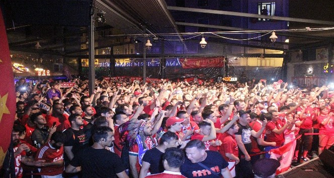 Liverpoollu taraftarlar maç öncesi İstanbul’da doyasıya eğlendi