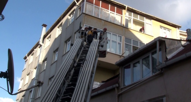 Oğluyla kavga ederken 5. kattan yan binanın çatısına düştü