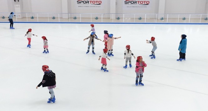Karacaörenli çocukların buz keyfi