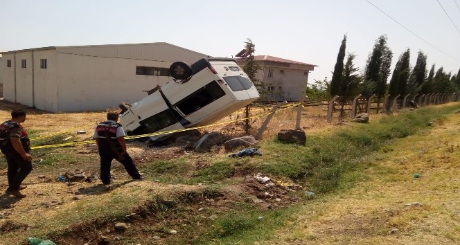 Ailesinden izinsiz aldığı minibüsle takla attı: 1 ölü, 4 yaralı