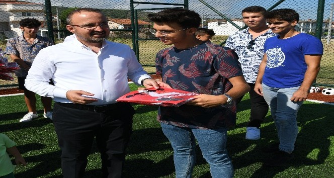 Bülent Turan, genç sporculara forma hediye etti