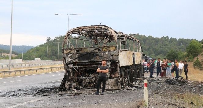 TEM’de, seyir halindeki otobüs alev alev yandı