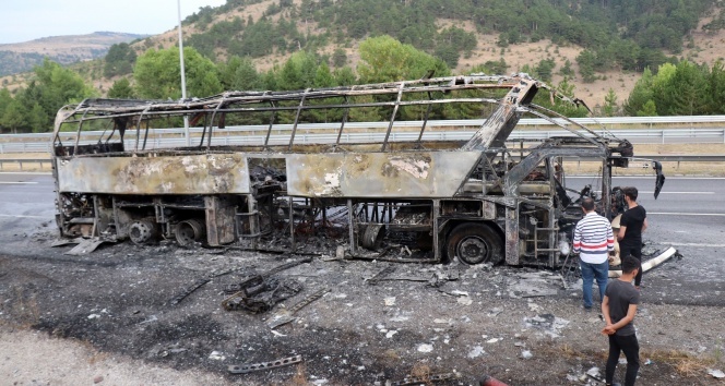 TEM’de, seyir halindeki otobüs alev alev yandı!