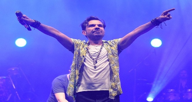 Kenan Doğulu’dan Çeşme’de unutulmaz konser