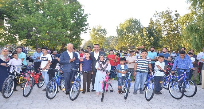 Elbistan Belediyesi’nden 100 çocuğa bisiklet