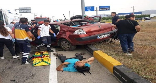 Otomobille cipin çarpıştığı kazada araçlar hurdaya döndü: 8 yaralı
