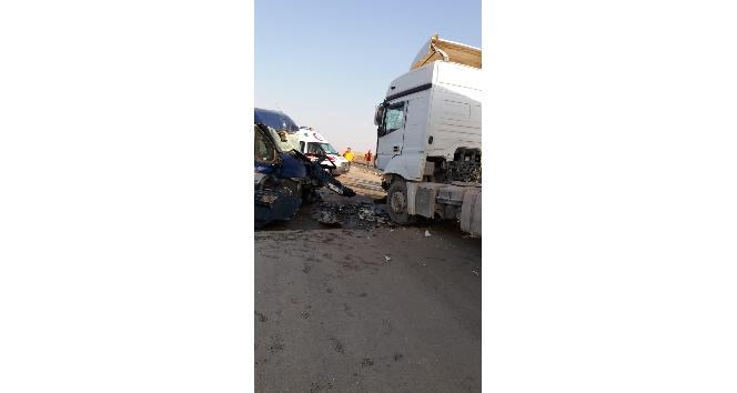 Aksaray’da minibüs ile kamyon çarpıştı: 1 yaralı