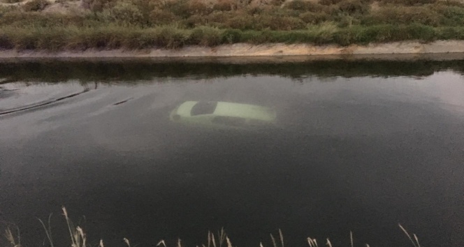 Sulama kanalına düşen otomobilde iki genç hayatını kaybetti