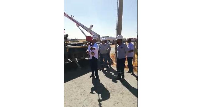 Elektrik sorununu çözen ekibi kemençe ile karşıladılar