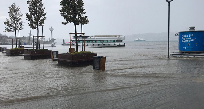 İstanbul&#039;da etkili olan yağış sonrası Üsküdar&#039;da kara ile deniz birleşti