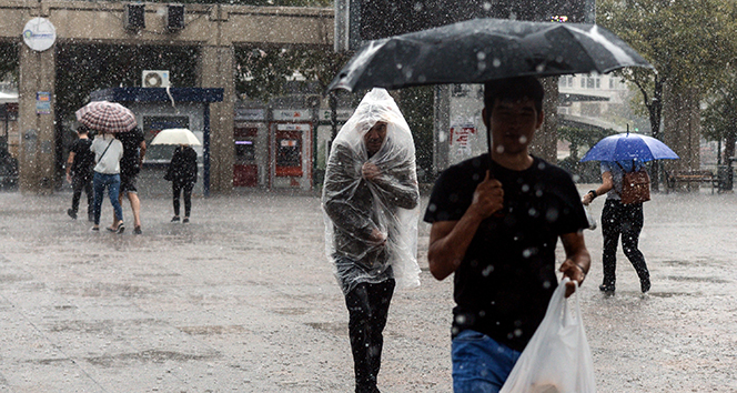 İstanbul’da yağmur vatandaşlara zor anlar yaşattı