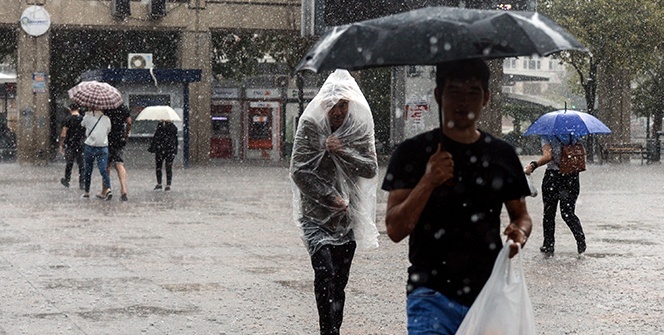 İstanbul’da yağmur vatandaşlara zor anlar yaşattı