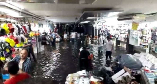Eminönü alt geçidinde bulunan iş yerlerini su bastı