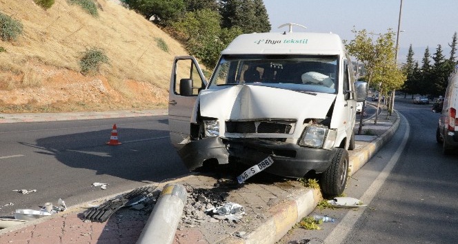 Kahramanmaraş’ta minibüs aydınlatma direğine çarptı: 6 yaralı