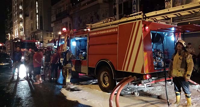 Aksaray’daki bir tekstil hanında çıkan yangın paniğe sebep oldu