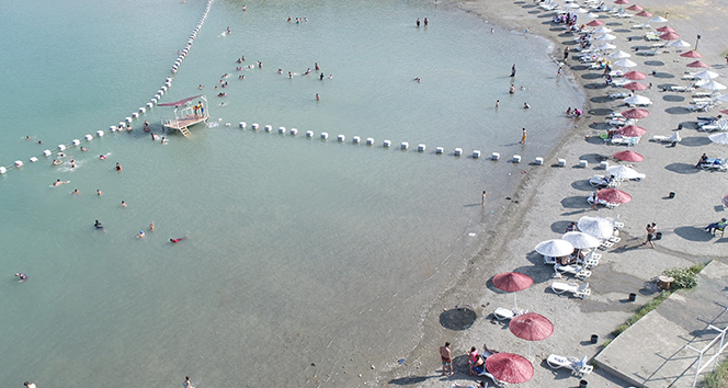 Sıcaktan bunalanlar Hazar Gölü&#039;nde serinliyor