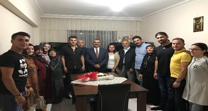 AK Parti’nin çat kapı ev ziyaretleri devam ediyor