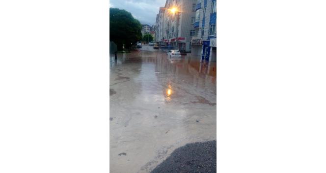 Yarım saatlik yağışla Kırşehir’de su baskınları oluştu