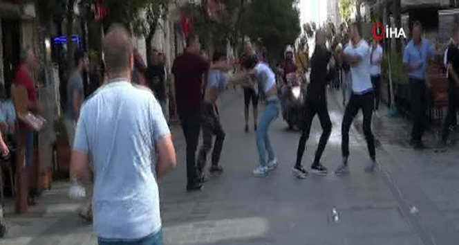 Taksim&#039;de bıçaklı makaslı kavga!