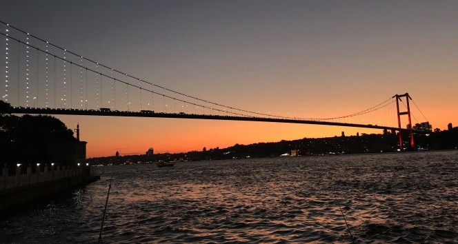 İstanbul&#039;da akşam saatlerinde gökyüzü kızıla büründü