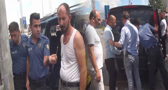 Taksim Meydanı&#039;nda seyyar satıcıyla minibüs şoförü arasında arbede