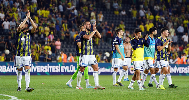 Taraftarlar Fenerbahçeli futbolcuları tribünlere davet etti